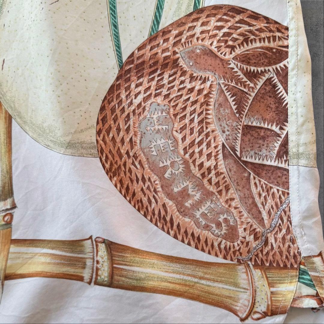 HERMESエルメス　スカーフ　カレ90 「クレオールの楽園」柄シルクシャツ