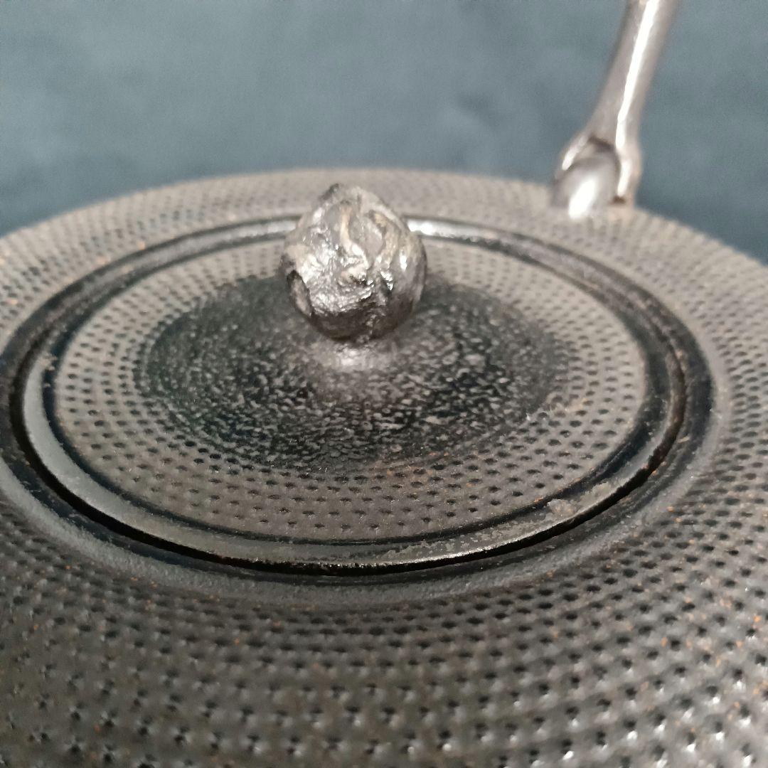 栗文特選 霰地紋 平丸形 蕾摘蓋 鉄瓶