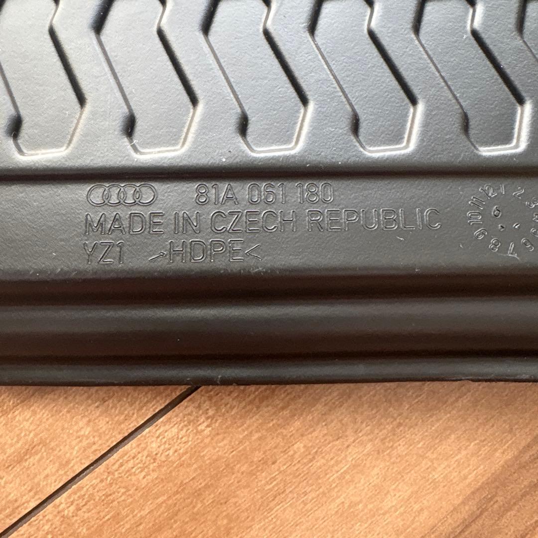 アウディ 純正 ラゲッジトレー Audi Q2