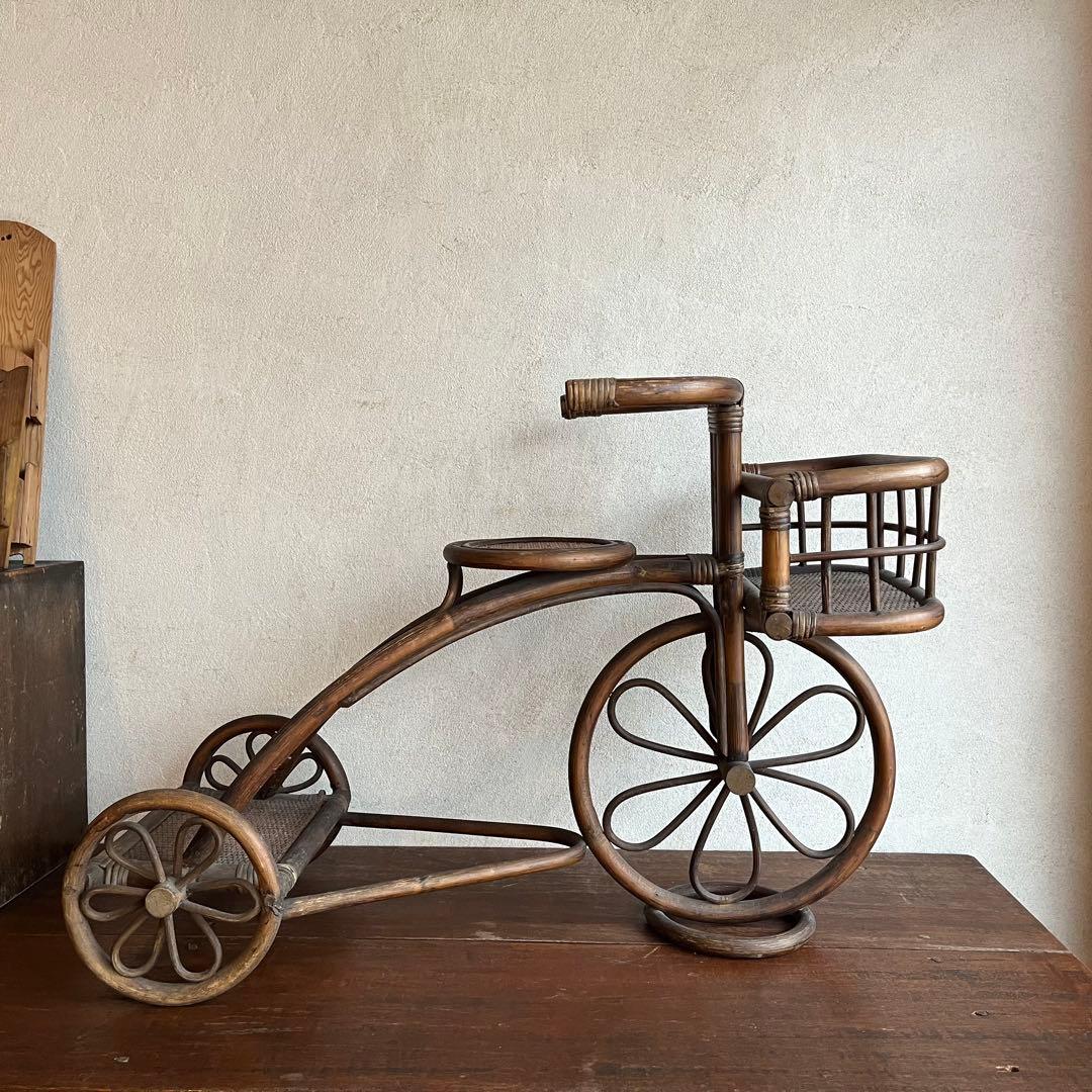 ラタンでできた三輪車　店舗什器 置物