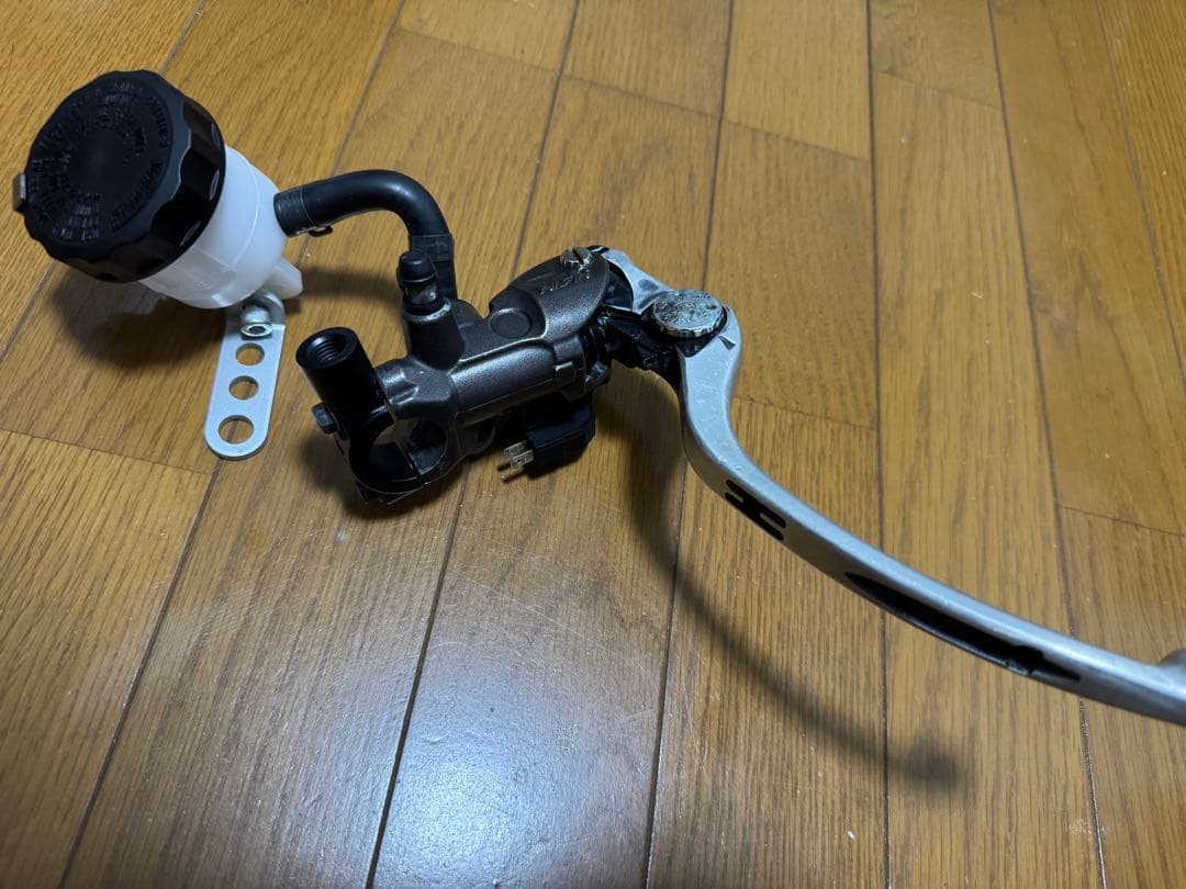 ニッシン ラジアルブレーキマスターシリンダー 11/16 17.5φ 縦型