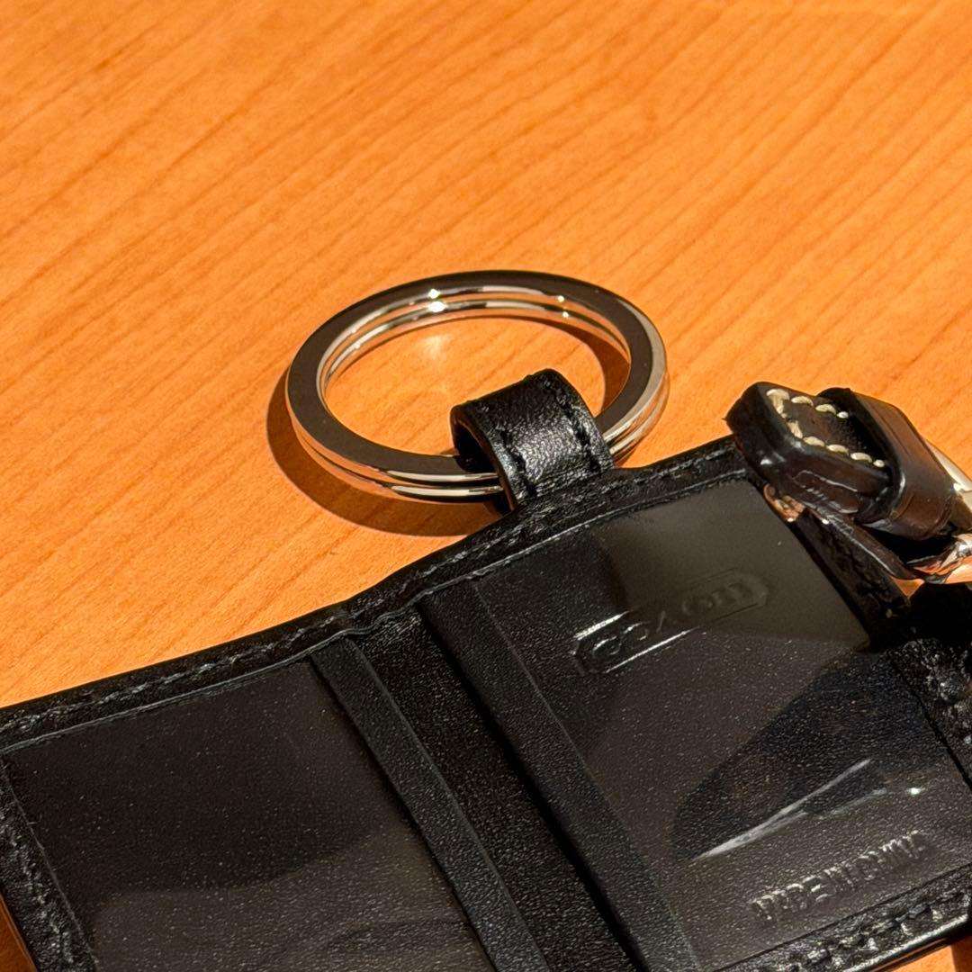 コーチ 手帳型 キーホルダー チャーム ブラック シグネチャー