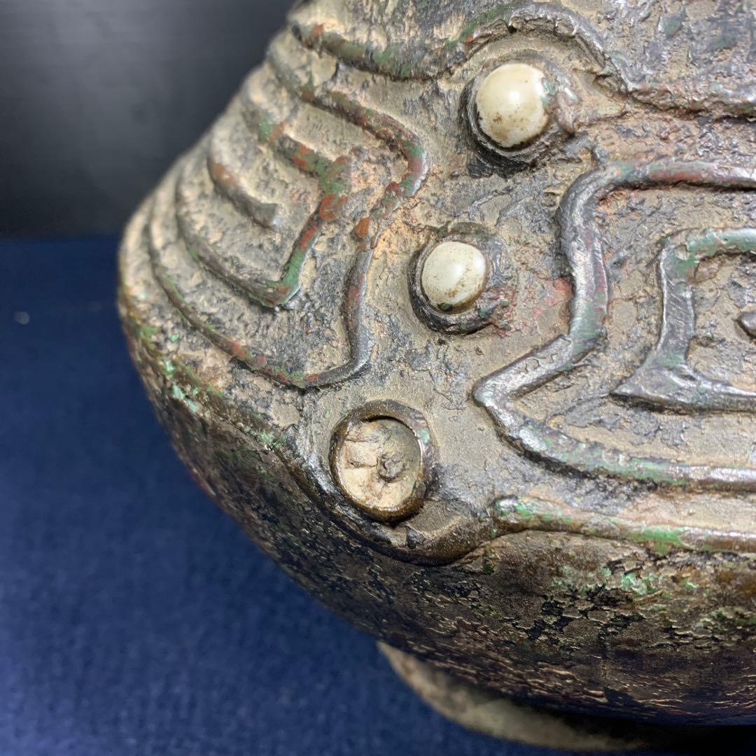 中国　青銅器　石が装飾された壺