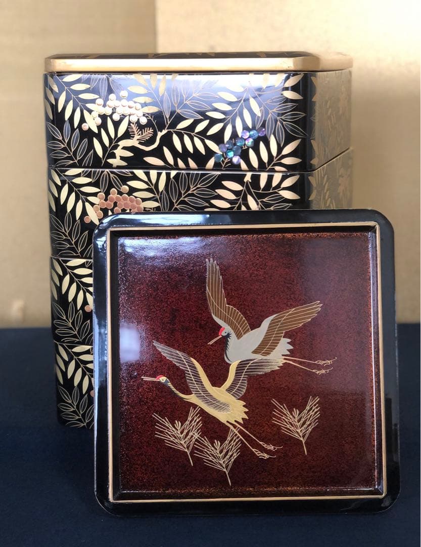 《R》黒内梨地 総蒔絵 螺鈿 南天 鶴若松 四段重 替蓋 260121き6