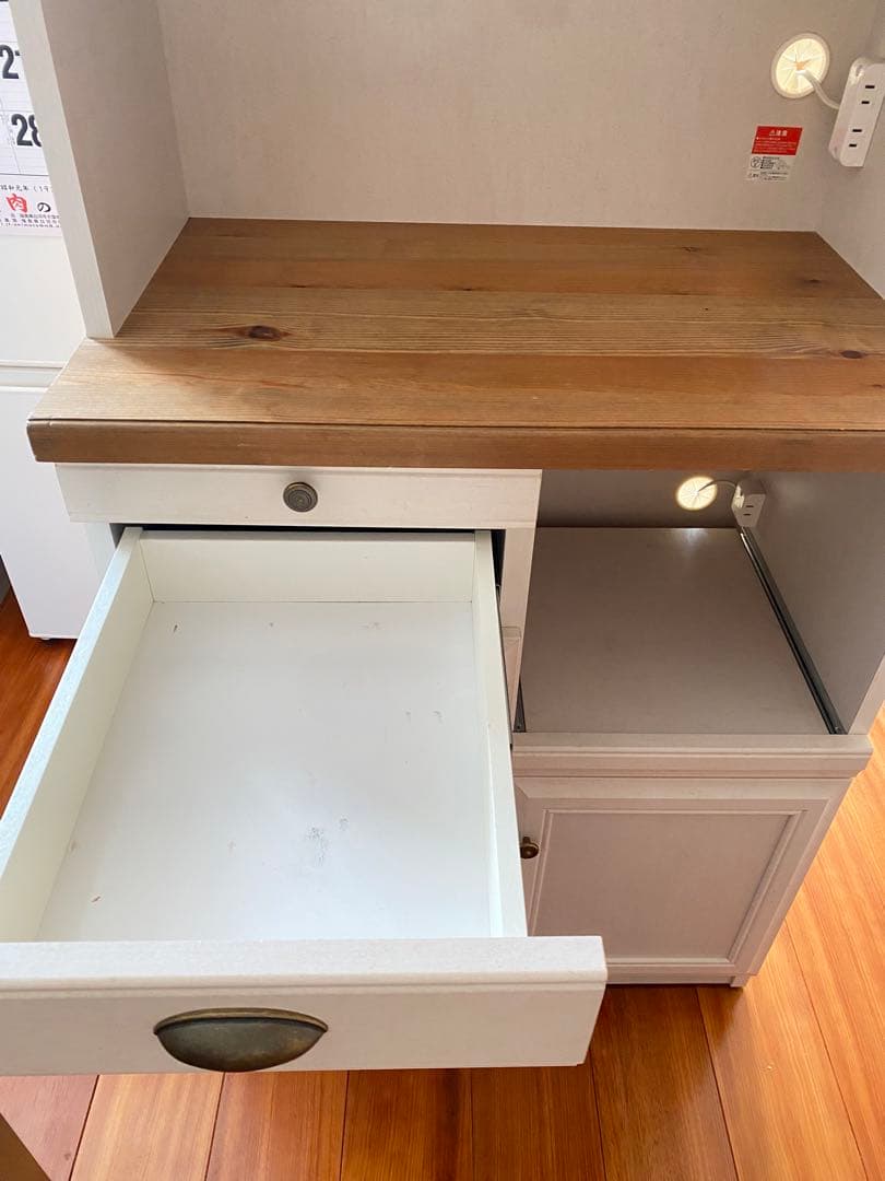 【送料込み】B-company カントリー調食器棚 ガラス扉 コンセント3口