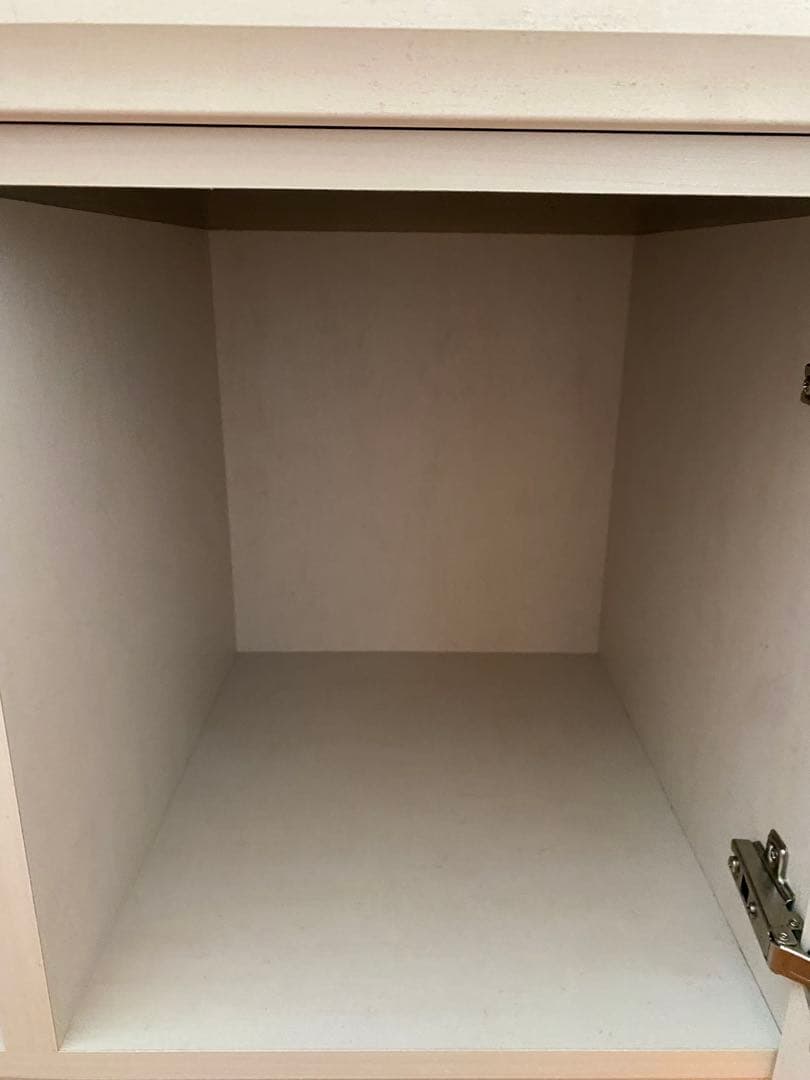 【送料込み】B-company カントリー調食器棚 ガラス扉 コンセント3口