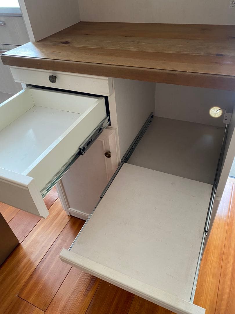 【送料込み】B-company カントリー調食器棚 ガラス扉 コンセント3口