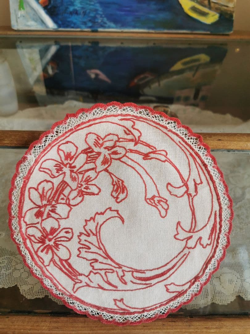 アンティークフランス 菫とカラーリリーの赤糸刺繍 レーストリム リネンドイリー