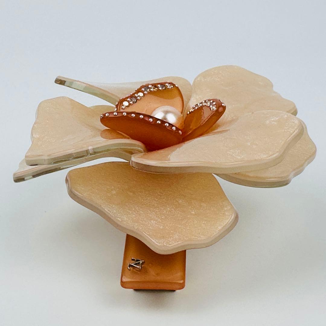 アレクサンドルドゥパリ　アイボリー 花型 ヘアピン　ヘアアクセサリー　ロゴ