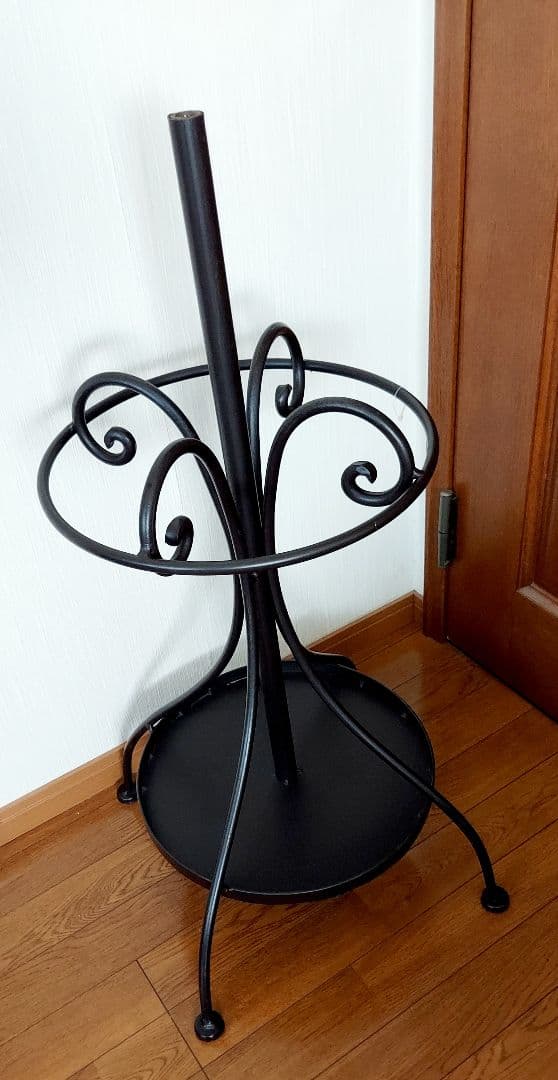 傘立ても付いてとっても便利に使えるアンティーク風のアイアンコートハンガー