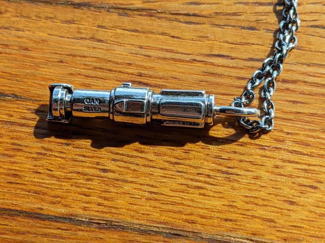 美品 スターウォーズ ライトセイバー ペンダント