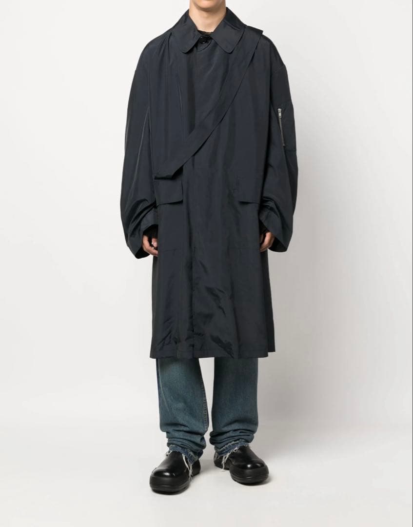 〈RANDOM IDENTITIES〉　ストラップディティールコート　ネイビー