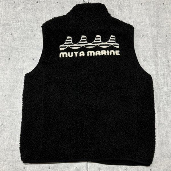 muta marine フリースベスト バックビッグロゴ ブラック ムータマリン