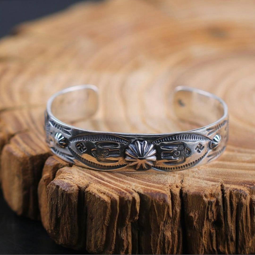 ラリースミスSHELL REPOUSSE THUNDER BIRD BANGLE