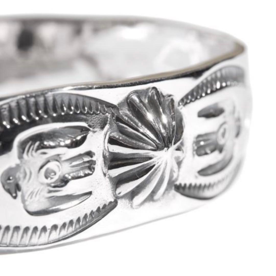 ラリースミスSHELL REPOUSSE THUNDER BIRD BANGLE