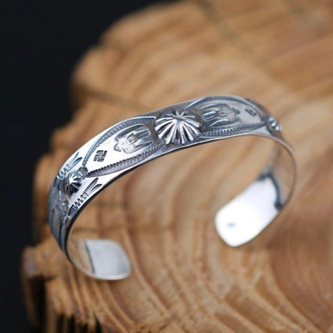 ラリースミスSHELL REPOUSSE THUNDER BIRD BANGLE