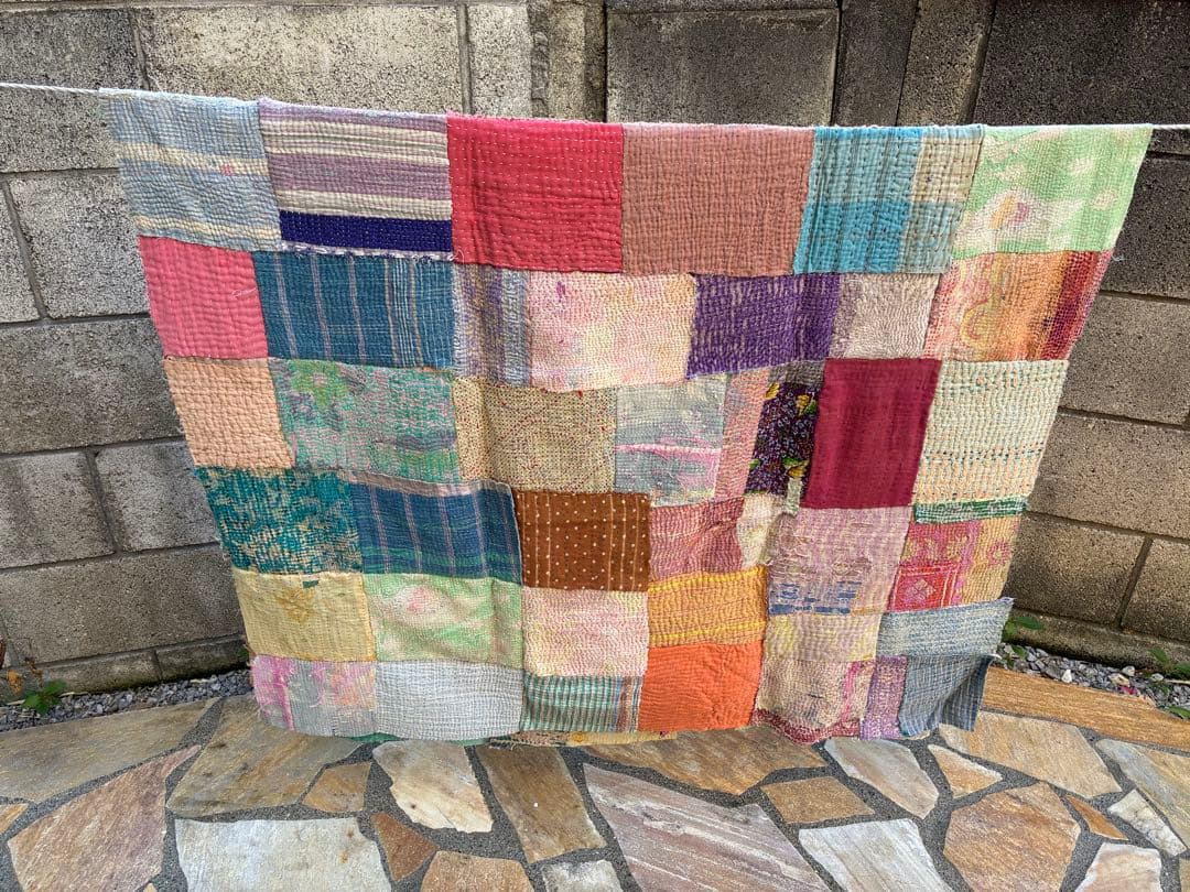 インドのヴィンテージキルト　カンタキルトの端切れで作った大きなパッチワーク