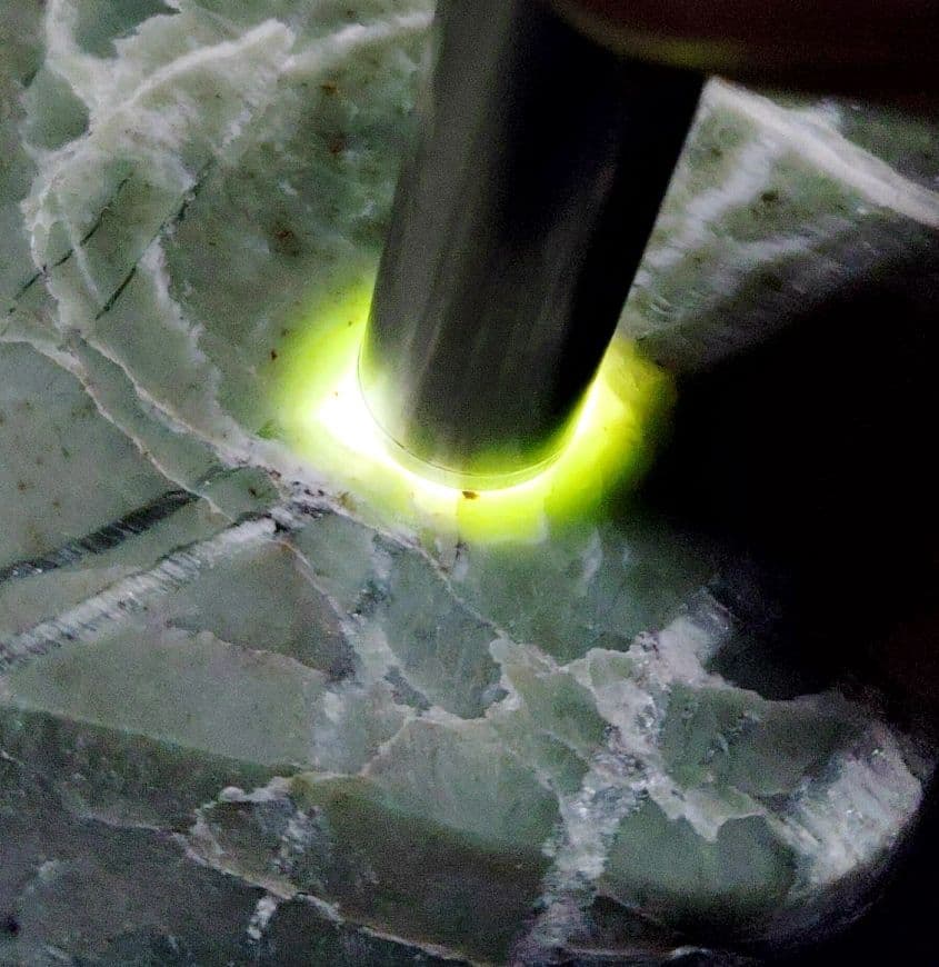 ★翡翠原石★幻の翡翠【秩父軟玉・三沢ヒスイ2面カット663ｇ】