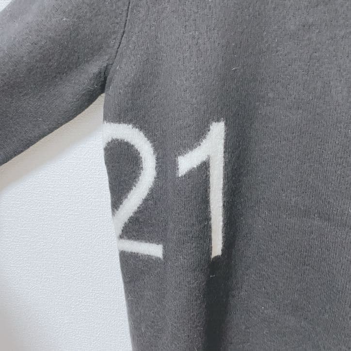 ヌメロヴェントゥーノ　ニット　セーター　毛100　袖ジップ　ロゴ　長袖