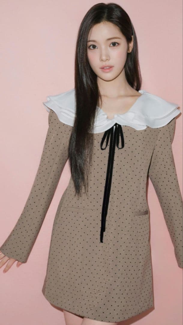 リリーブラウン ラッフルカラー付きミニワンピース