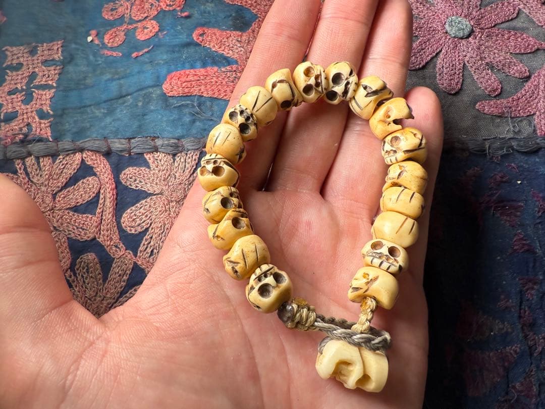 羊骨スカルビーズとチベット髑髏(チティパティ)のブレスレット　ハンドメイド