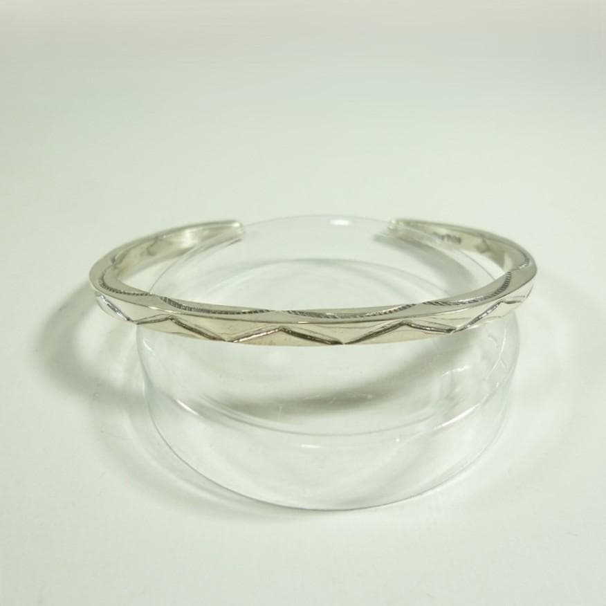 Navajo Elaine Tahe 3面スタンプ ワークバングル Ⅱ