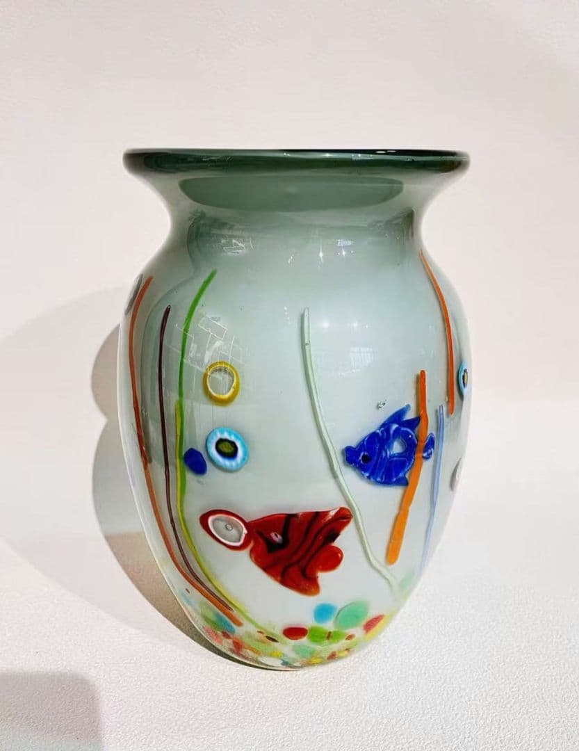 カラフルな魚模様のガラス花瓶