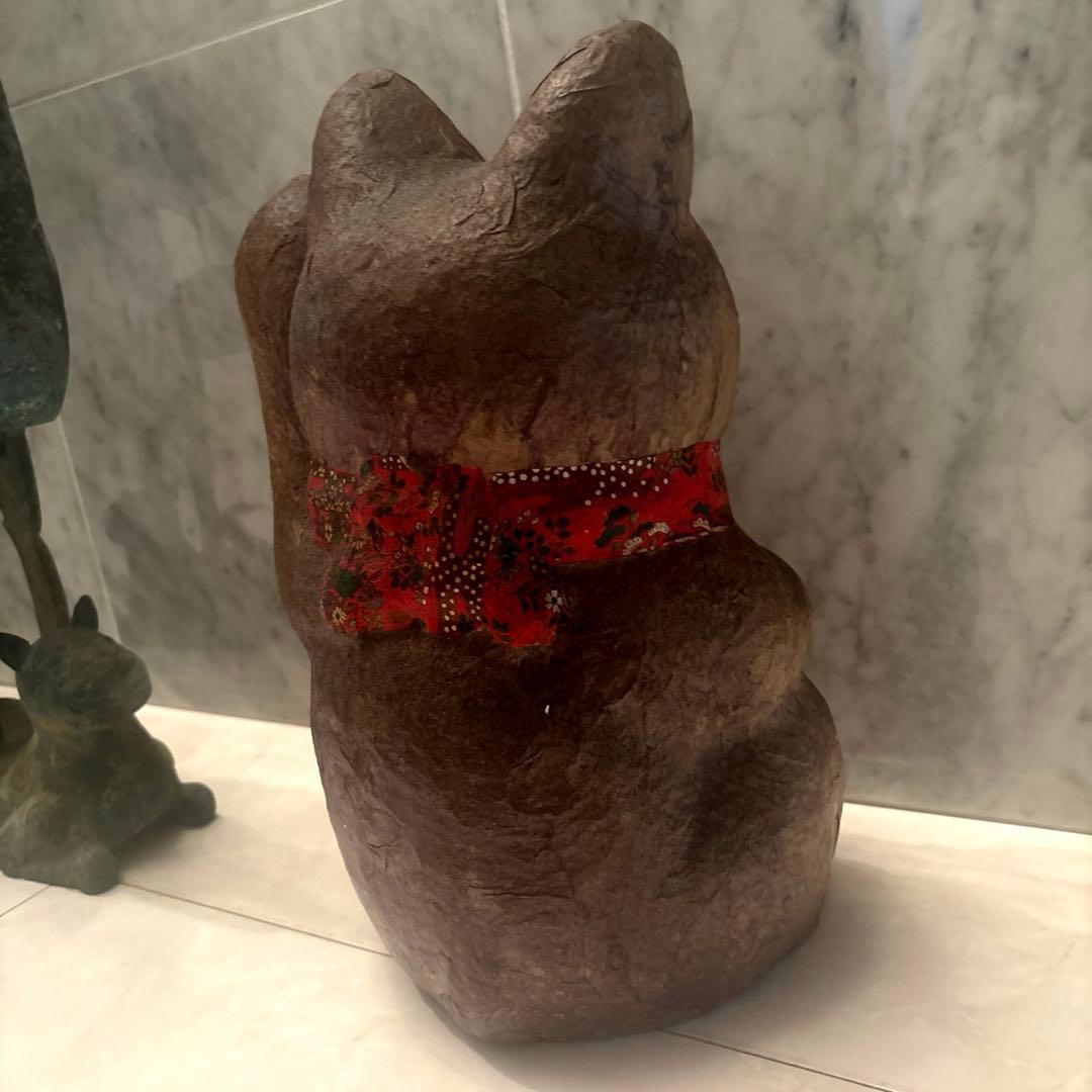 青が散る様ヴィンテージ大きな瞳や繊細に描かれた花模様の前掛けが美しい張子の招き猫