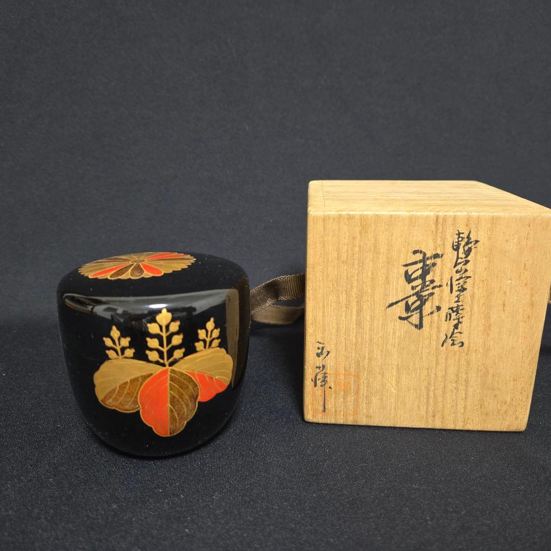 黒色の木製棗 金色と赤色の模様