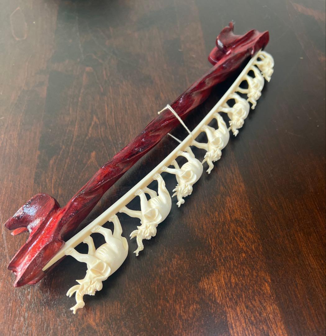 連なる7匹の象の彫刻　台付置物