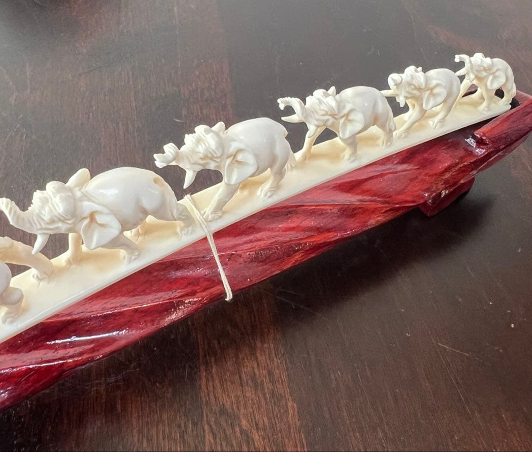 連なる7匹の象の彫刻　台付置物