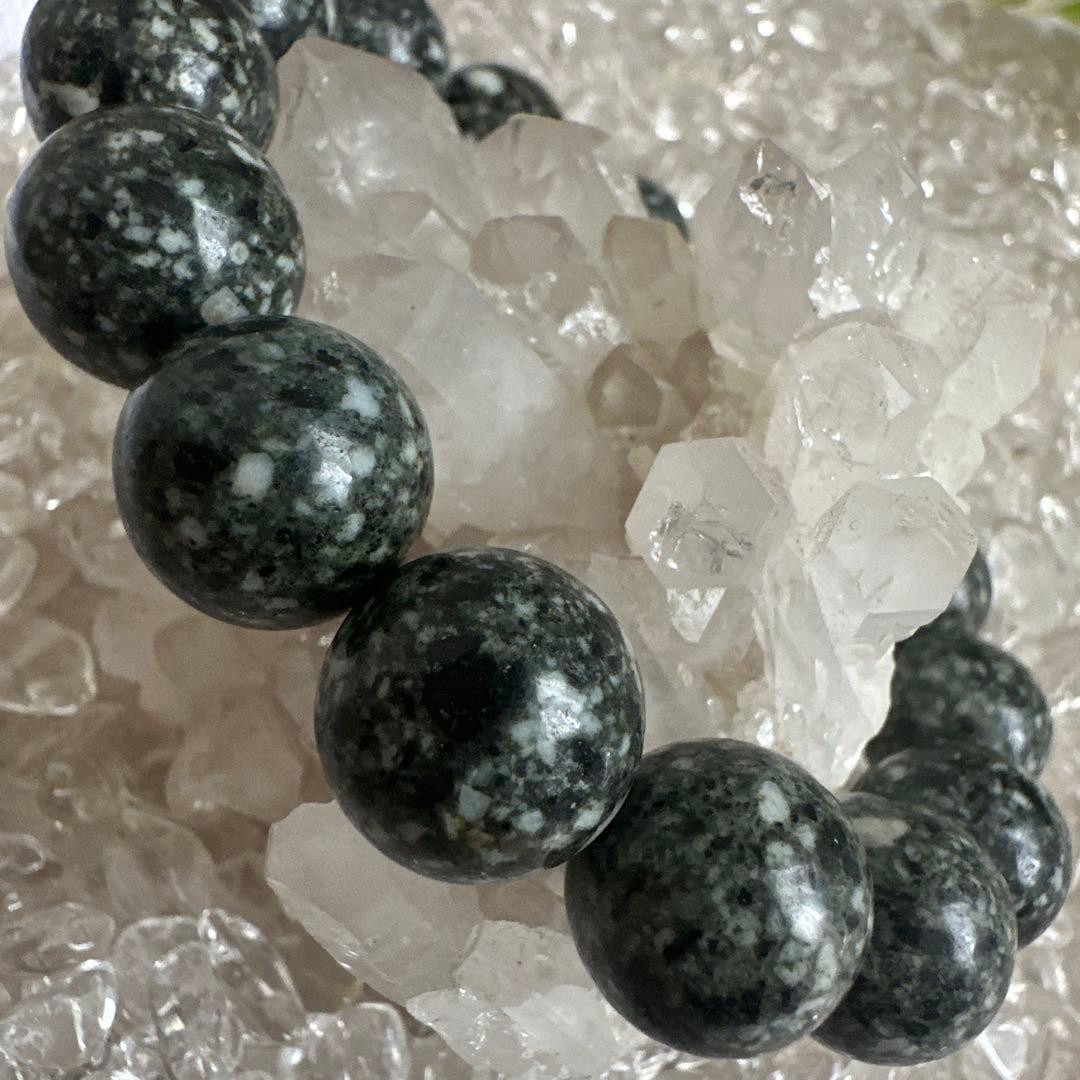 【遠野霊石】14mm 「持つ人に寄り添い、運気を上げる。神秘の銘石遠野角閃石。