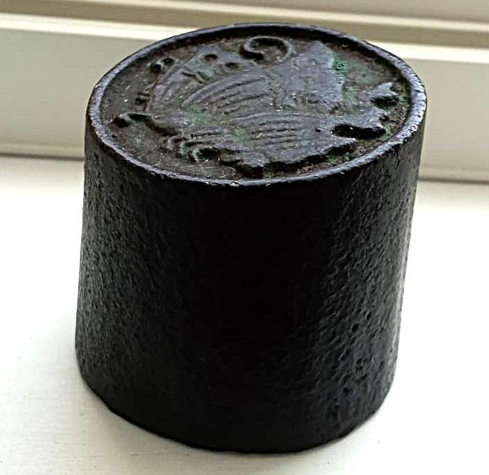 骨董・希少「平家由来の武将/揚羽蝶家紋 鉄製文鎮｜精緻な彫刻と重厚な造形美」