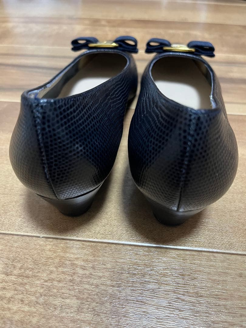 フェラガモ パンプス 黒 リボン ゴールド金具 8B イタリア製