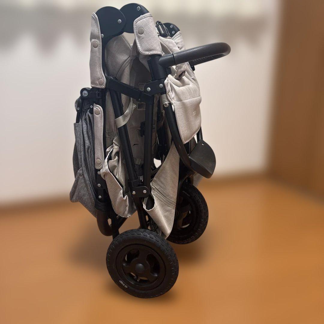 美品！【AIRBUGGY】安定性のある3輪折りたたみベビーカーグレー【付属品有】
