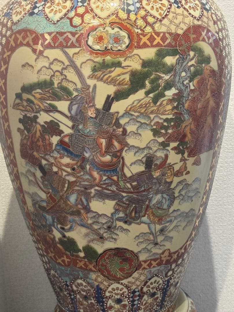 伝統工芸・総手描き古伊万里様式金欄手壺　インテリア装飾用の瓶