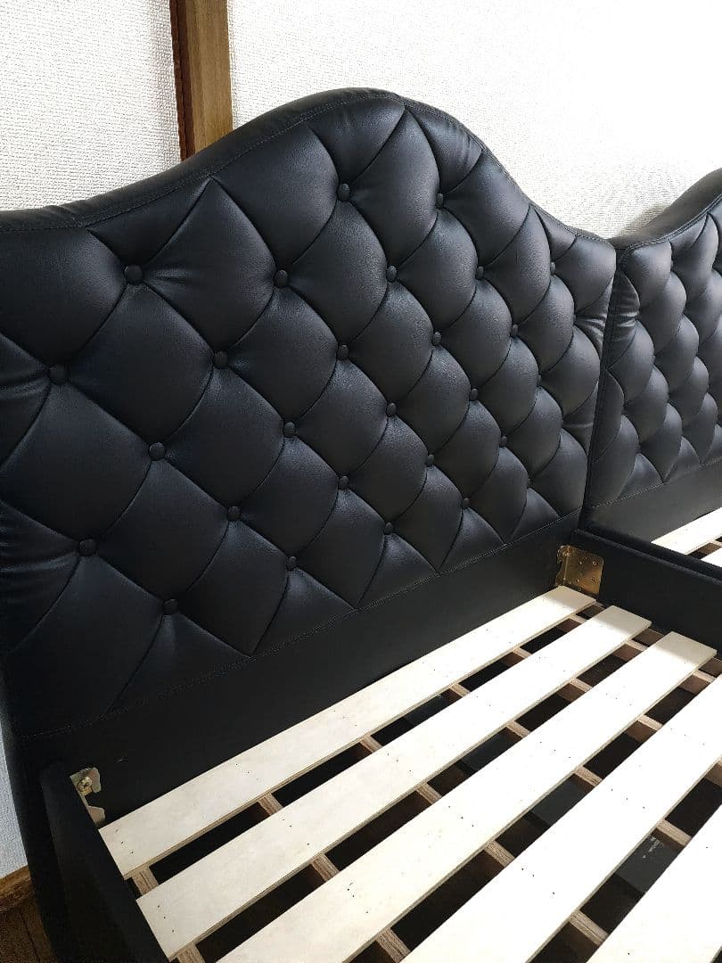 キングサイズベッド、マットレス 2 枚。