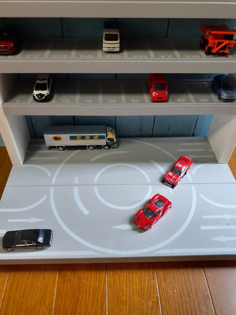 クリスマスプレゼントに！自作トミカ収納棚10段90台ロータリー交差点付き