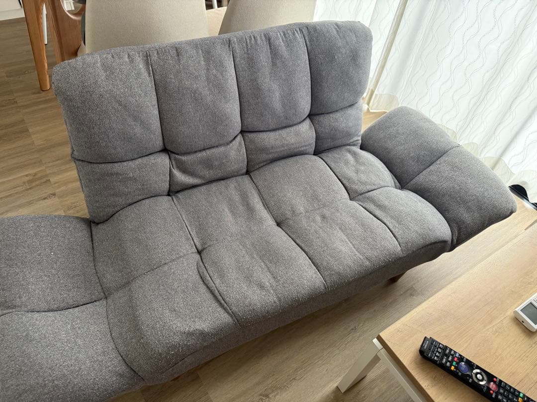 グレーの2人掛けソファ