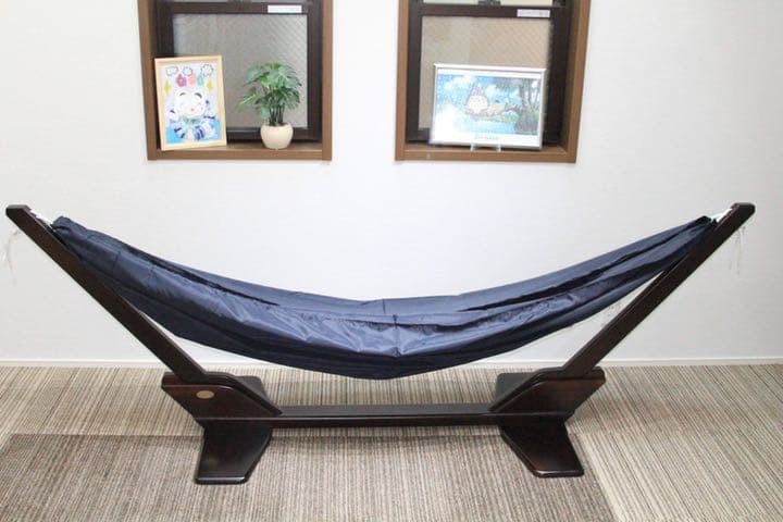 天然木のコンパクトなハンモックスタンド ( ダックブラウン色)