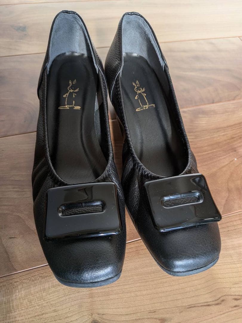 【美品】うさぎや　黒　パンプス　樹脂パーツ　ヒール　24センチ