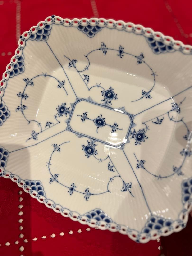 未使用◼️ブルーフルーテッド フルレース ケーキ ディッシュ スクエア 26cm