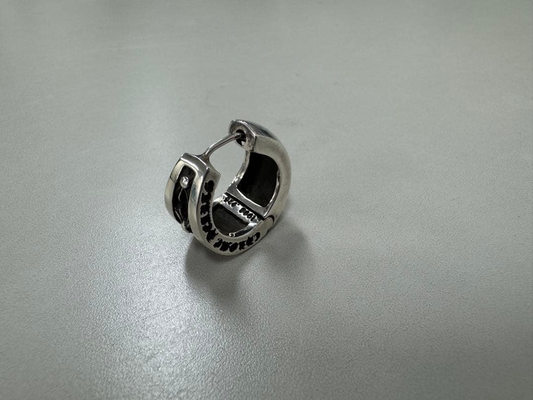 クロムハーツ ナローVバンドピアス 左耳