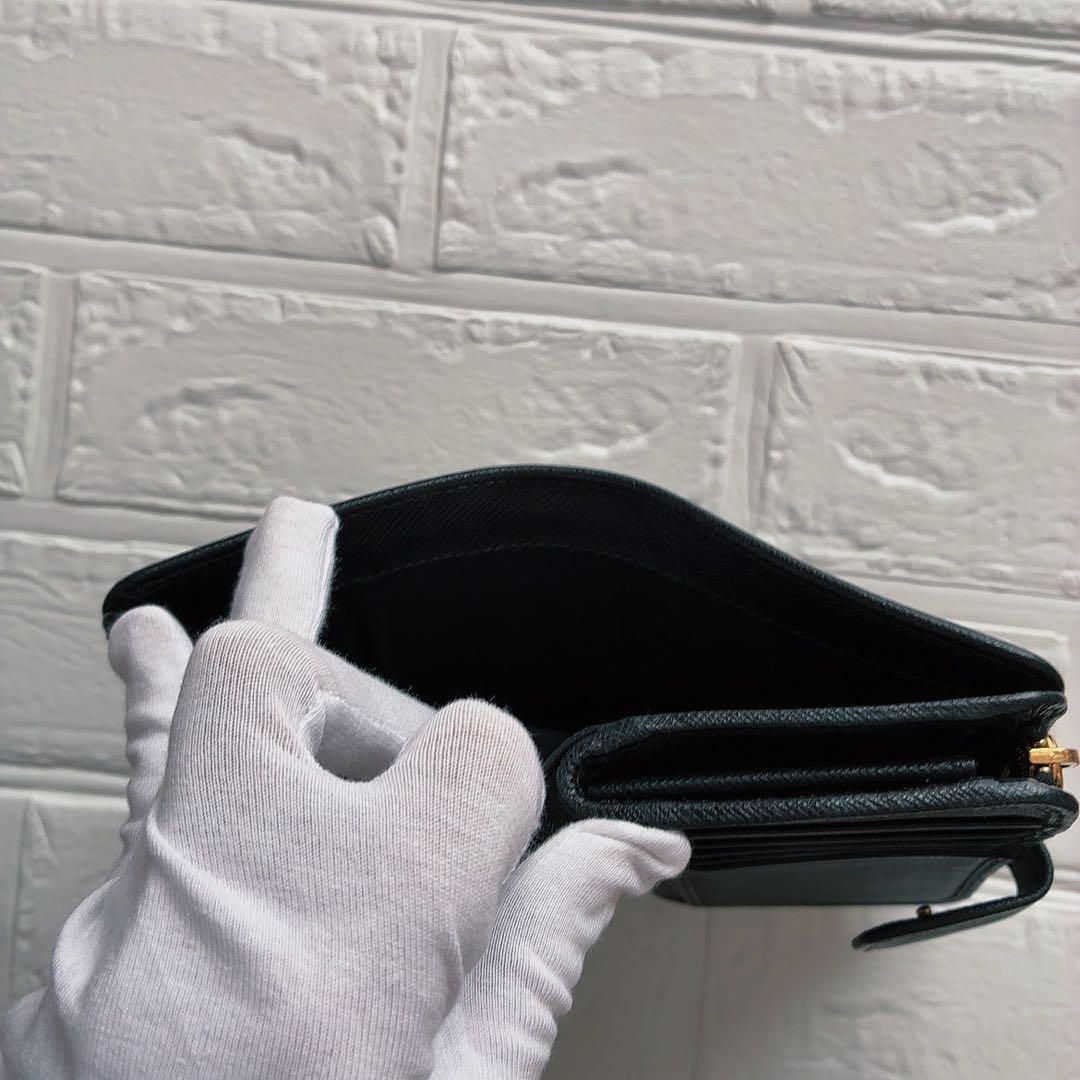 【美品】PRADA ブラックレザー 二つ折り財布 サフィアーノ　黒　ファスナー付