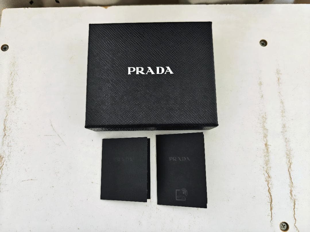 未使用品 プラダ 2MO738 トライアングルロゴ 小銭入れ付き 二つ折り財布