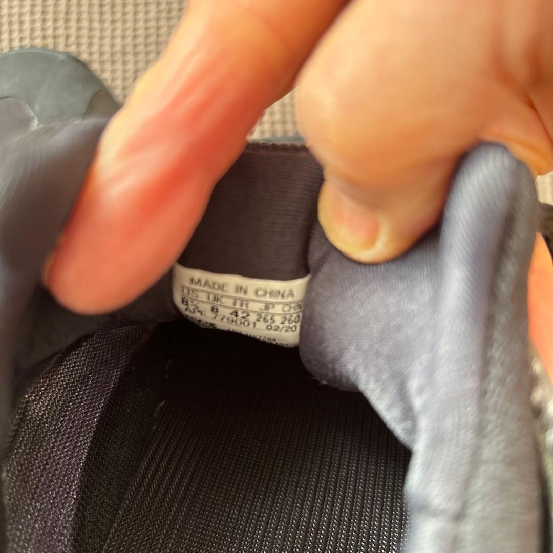 adidas yeezyスニーカー