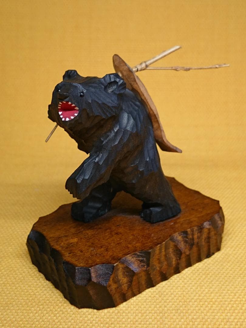 【美品】クマ　熊　木彫り　鮭背負い　置物　インテリア　工芸品　美術品　A1242
