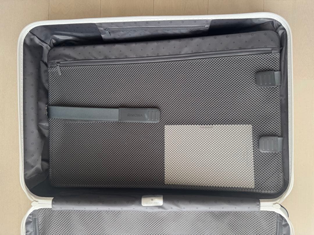 【Fuminori】　RIMOWA エッセンシャル M グロスホワイト