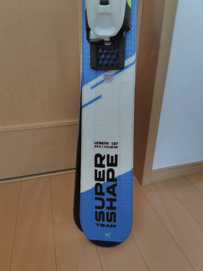 スキー板、ブーツ、ストック