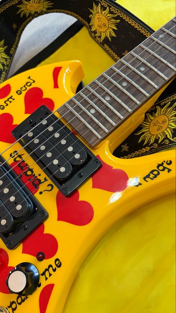 美品　hideモデル　バーニー　イエローハート　スピーカー内蔵